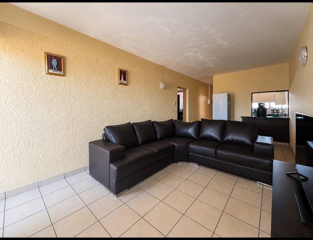 2 BEDROOM APARTMENT FOR SALE IN VEREENIGING CENTRAL